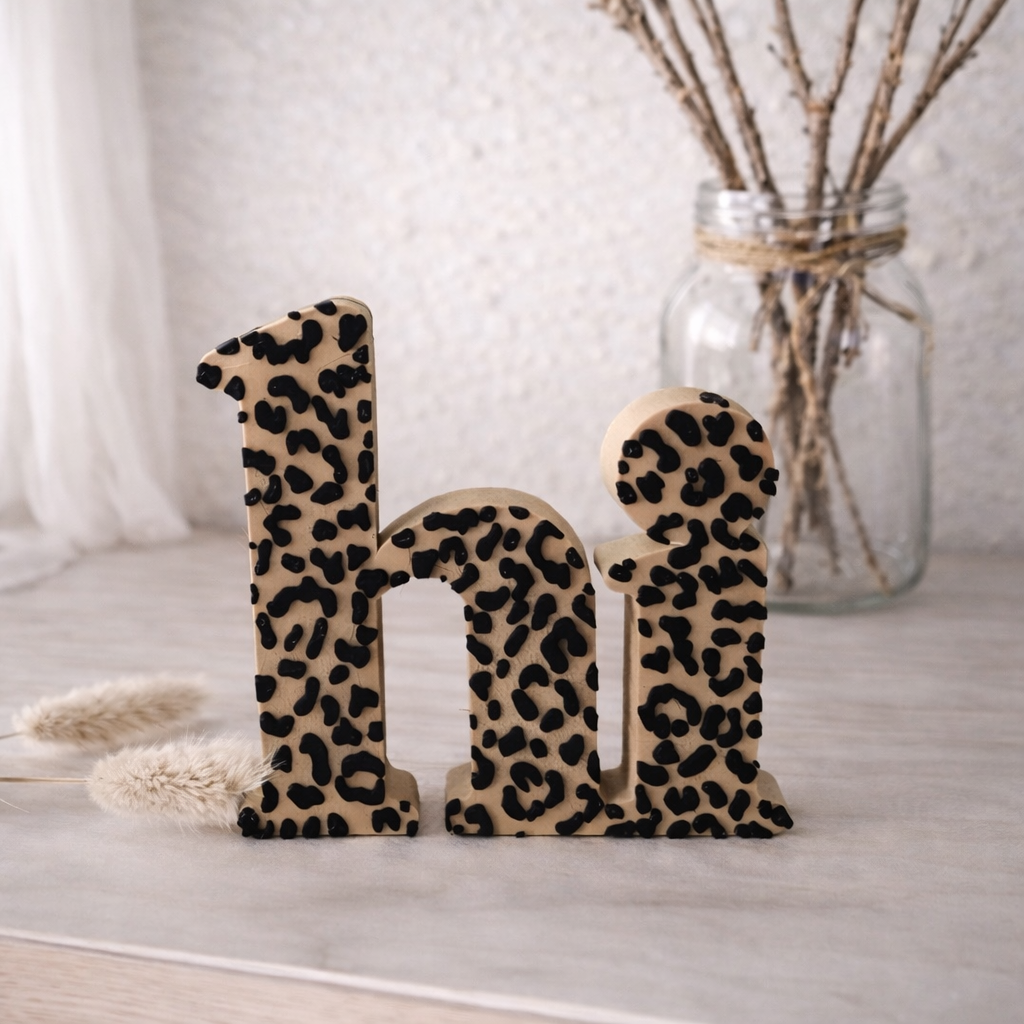 Statement Schriftzug „hi“ in Leo-Optik