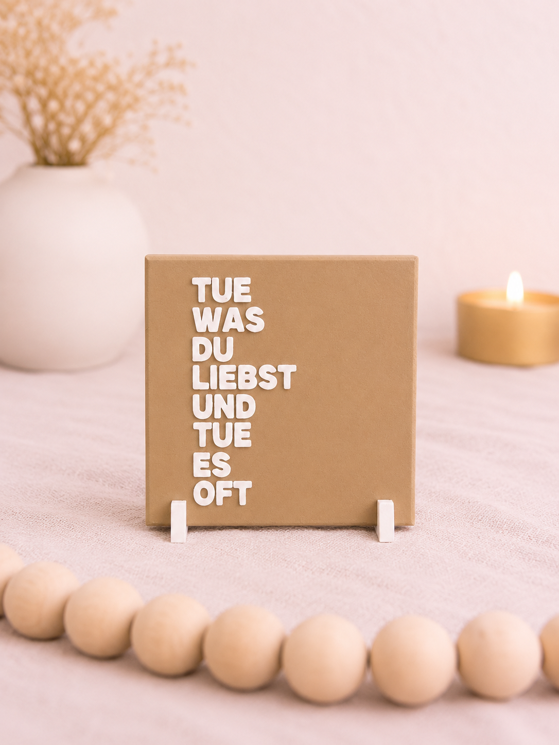 Statement Kachel „Tue was du liebst und tue es oft“ – Moderne Deko mit Spruch | Wohnaccessoire & Geschenkidee