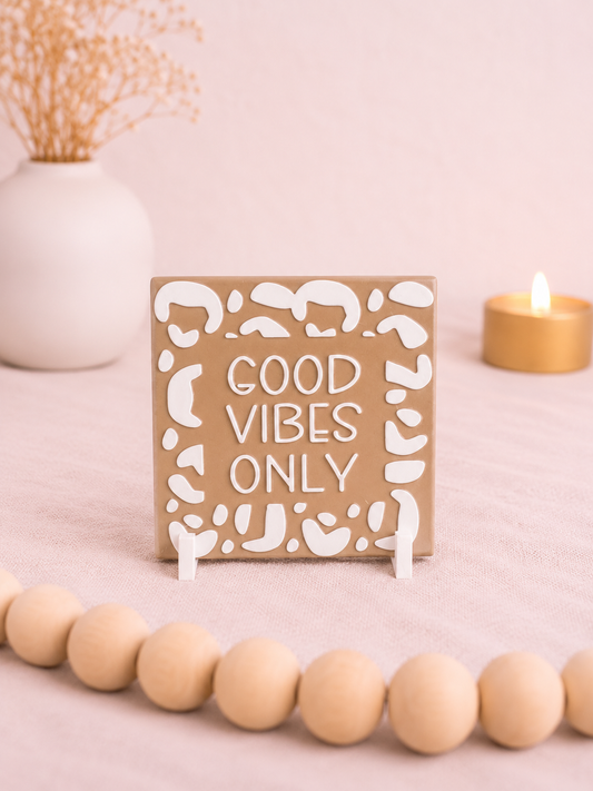 Statement Kachel „Good Vibes Only“ – Moderne Deko mit Spruch