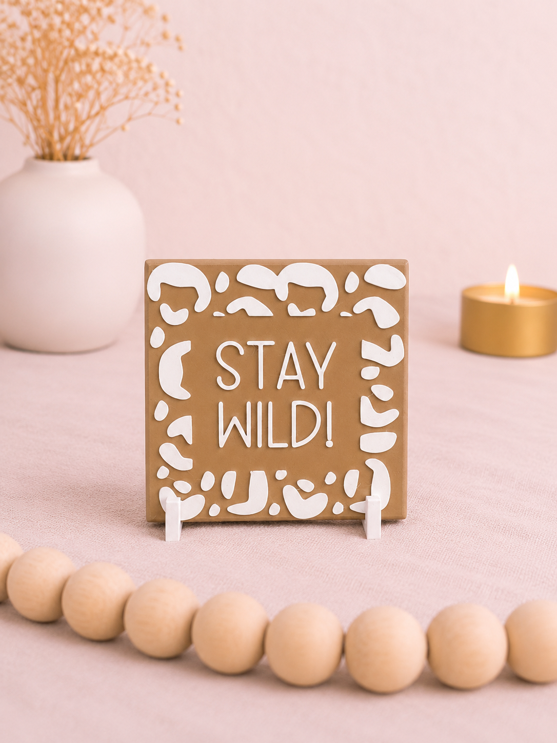 Statement Kachel „Stay Wild!“ – Moderne Deko mit Spruch