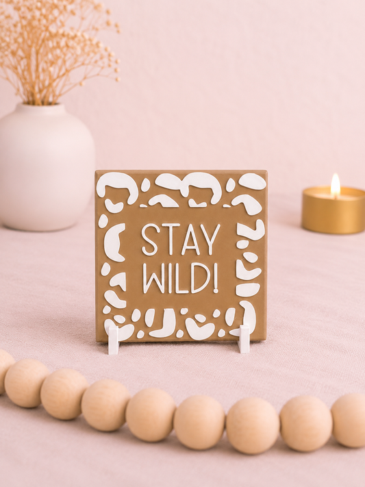 Statement Kachel „Stay Wild!“ – Moderne Deko mit Spruch